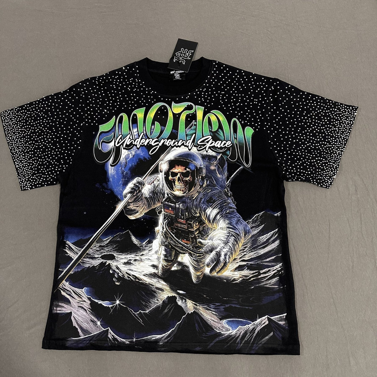 MIXED EMOTION Astronaut Skull Graphic T-Shirt ¡ª hang_tag