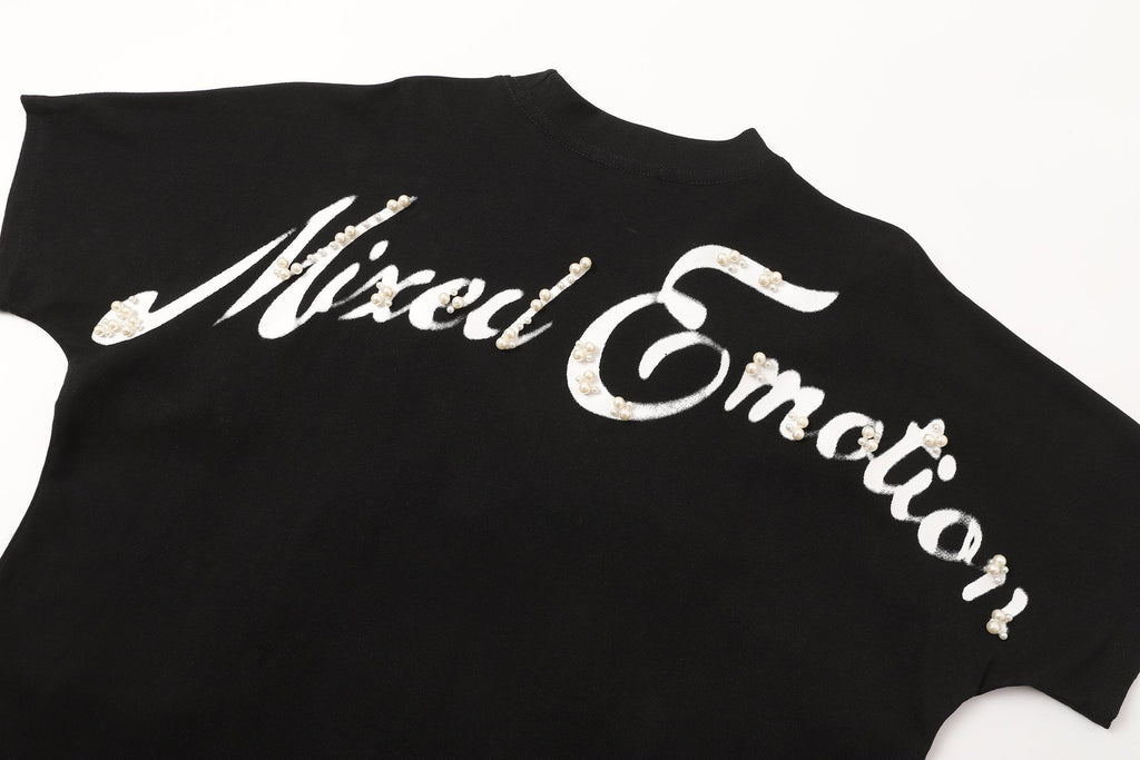 MIXED EMOTION Pearl Script Graphic T-Shirt ¡ª detail