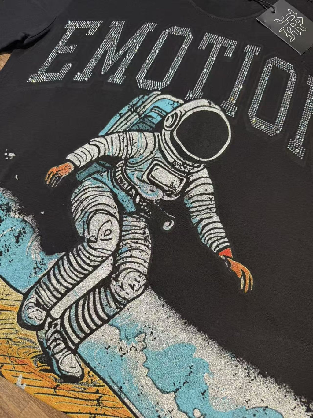 MIXED EMOTION Astronaut Surf Graphic T-Shirt ¡ª detail