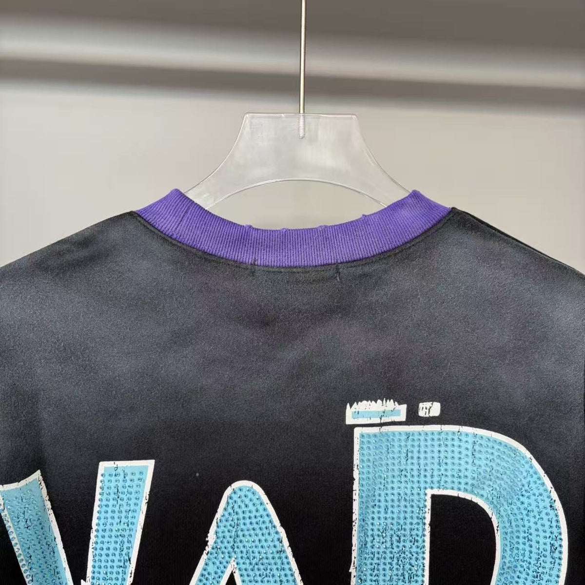 VALE ALL DAY USA A World Beyond Ours Alien Graphic T-Shirt ¡ª detail