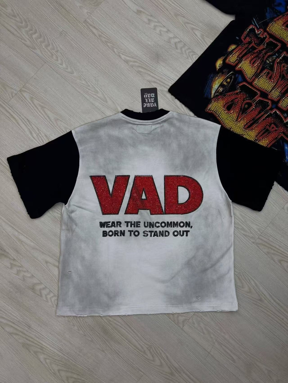VARE ALL DAY Washed Contrast-Sleeve Graphic T-Shirt ¡ª context