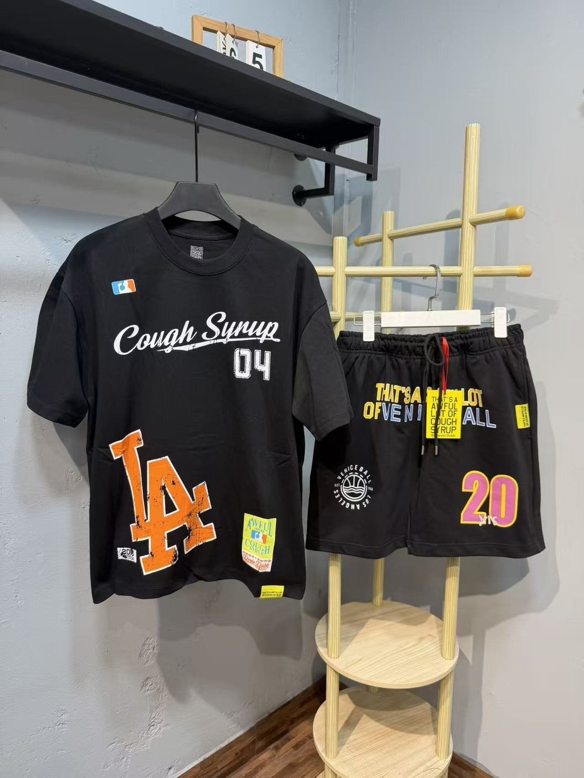 THAT'S A AWFUL LOT OF COUGH SYRUP LA Graphic Short-Sleeve Set ¡ª context