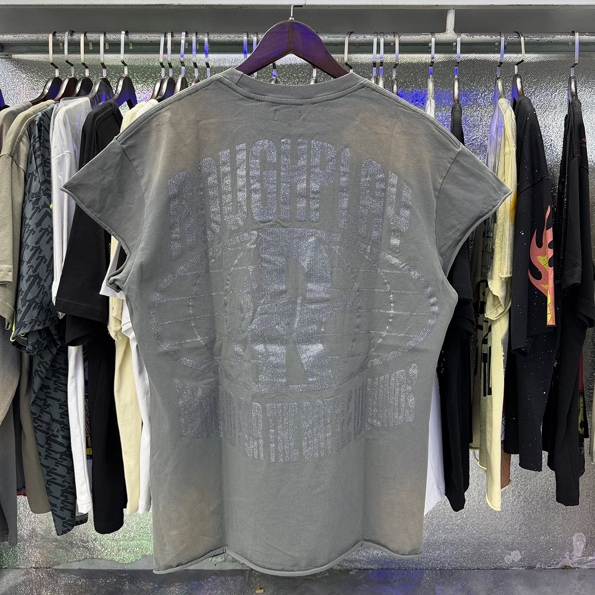 Rough Play Skull Globe Sleeveless T-Shirt ¡ª context