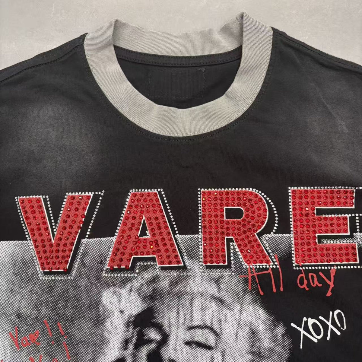 VARE ALL DAY Portrait Graphic Contrast-Sleeve T-Shirt ¡ª detail